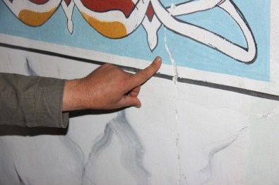 Bingöl'deki Depremde Cami Hasar Gördü