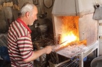 Demir Ustalarının Sıcak Ve Oruçla İmtihanı