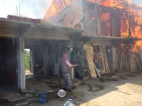 SAMANLıK - Samanlık Ve Depo Alev Alev Yandı