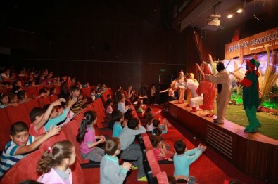 Adapazarlı Çocuklar, Tiyatro Oyunu İle Eğlendi