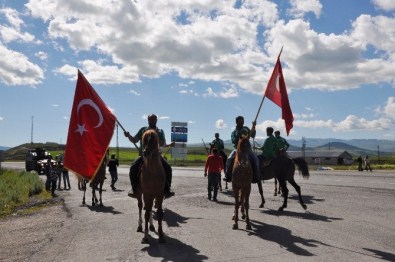 Bakan Ahmet Arslan'ı Cirit Takımı Türk Bayraklarıyla Karşıladı