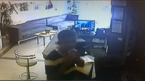 ACEMİ HIRSIZ - Şaşkın hırsız güvenlik kamerasını 'tükürüklü kağıt'la kapattı
