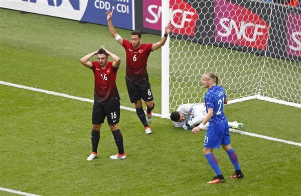 Ozan Tufan öyle bir gol kaçırdı ki...