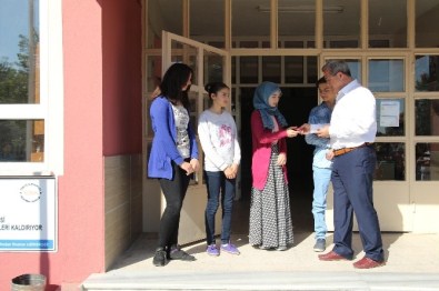 Başkan Akcan'dan Başarılı Öğrencilere Hediye