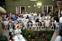 EMİNE TEYZE - Başkan Dündar, İftarını Vatandaşlarla Açtı