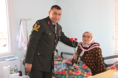 Jandarmadan Hasta Ve Yaşlılara Karanfil Hediyesi