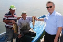 BALIKÇI TEKNESİ - Manisa'da Su Ürünleri Denetimleri 5 Tekneyle Devam Ediyor