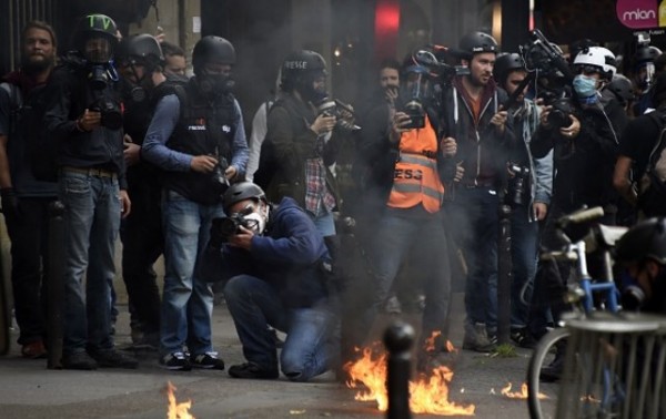 Polisin attığı gaz kapsülü eylemcinin yüzünde patladı