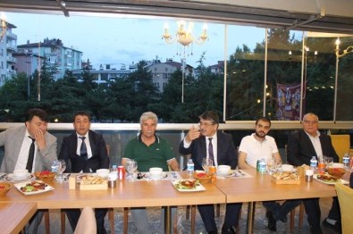 Afyonkarahisa'da Minibüsçü Esnafı İle Otobüs Firması Yetkilileri İftarda Bir Araya Geldi