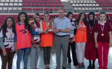 Kovancılar'da Spor Müsabakalarında Dereceye Okulların Kupaları Verildi
