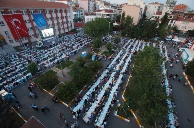 Küçükçekmece'de İftar Sofraları Mahalleleri Renklendiriyor
