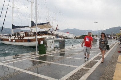 Marmaris'te Lodos Hayatı Olumsuz Etkiledi