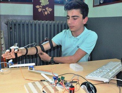 Polislerin güvenliği için 'robot kol' geliştirdi