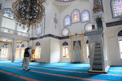 İbadethaneler İlaçlanıyor