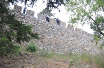 ALEYNA - Kale Surlarından Düşen Çocuk Ağır Yaralandı