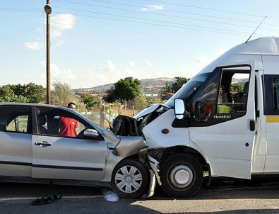Kırıkkale'de işçi servisi ile otomobil çarpıştı: 20 yaralı
