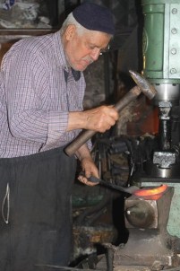 Sıcaklığı 100 Dereceye Kadar Ulaşan Fırının Önünde Oruçlu Halde Çalışıyor