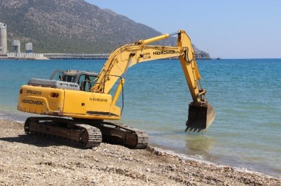 Silifke Belediyesi Yeşilovacık Sahilini Düzenliyor