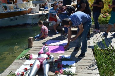 Cansu Kaya Ölümünün 1. Yıl Dönümünde Karanfillerle Anıldı