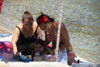 DEMET AKALIN - Demet Akalın Ve Kızı Halk Plajında Görüntülendi