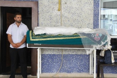 Ölen Ve Karnındaki 8.5 Aylık Bebeği Sezaryenle Alınan Anne Toprağa Verildi