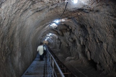 Yerin 100 Metre Altındaki Gizli Geçitte Ramazan'da İşçilerin Mesaisi