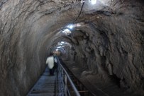 KAZMA KÜREK - Yerin 100 Metre Altındaki Gizli Geçitte Ramazan'da İşçilerin Mesaisi