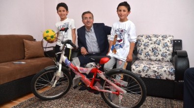 Başkan Çetin'den Sünnet Olan Çocuklara Bisiklet