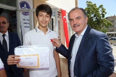 Başkan Gürlesin, Öğrencilerin Karne Sevincini Paylaştı