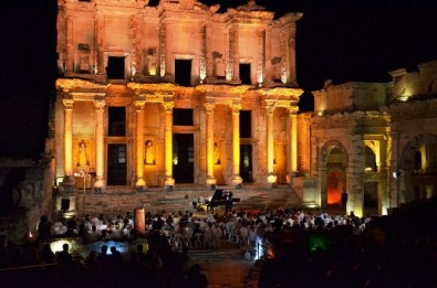 Celcus Kütüphanesi'nde Sihirli Flüt Dinletisi