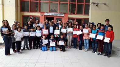 Gümüşhane Gençlik Merkezinde Belgeler Dağıtıldı