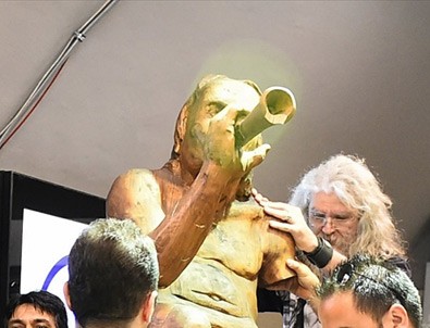 Saldırıya uğrayan çıplak heykel yeniden dikildi