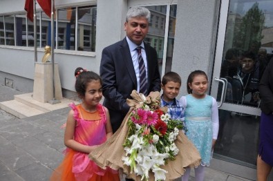 Kars'ta 60 Bin Öğrenci Karnesini Alarak Tatile Girdi