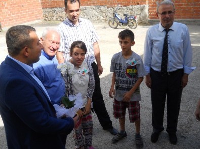 Lapseki'de Karneler Öğrencilere Dağıtıldı