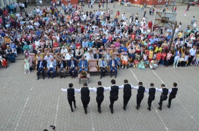 Öğrencilerin Karneleri Törenle Dağıtıldı