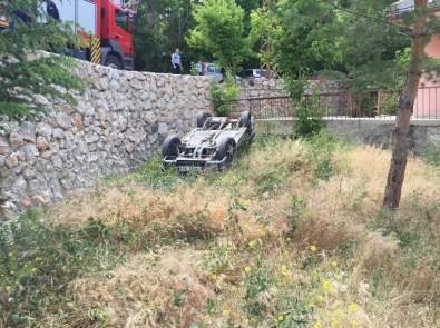 Otomobil İstinat Duvarından Uçtu Açıklaması 1 Yaralı