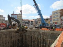 İŞ MAKİNASI - Sandıklı'da Kent Meydanı Ve Yeraltı Oto Park İnşaatı Devam Ediyor