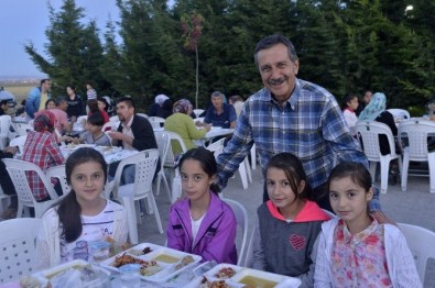 Aşağısöğütönü Mahallesi'nde 5 Bin Kişiyle İftar