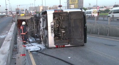 Cevizlibağ'da metrobüs devrildi!