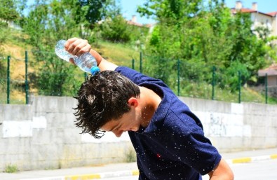 Çocuklar Serinlemek İçin Su Savaşı Yaptı