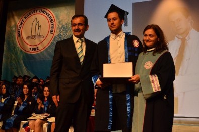 Mezuniyet Belgesini Babasının Elinden Aldı