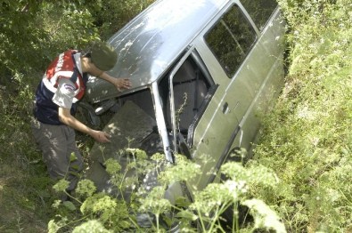 Minibüs 50 Metrelik Uçuruma Yuvarlandı