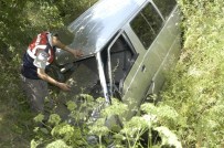 Minibüs 50 Metrelik Uçuruma Yuvarlandı