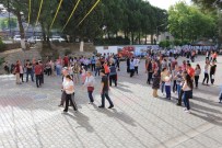 Öğrenciler Sınavda, Veliler Dışarıda Ter Döktü