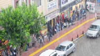 GÜNEŞLİ HAVA - Van'da Ani Yağmur Yağışı