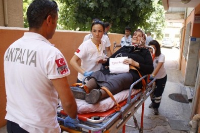 Yaşlı Kadına Evinin Önünde Gasp Ve Darp