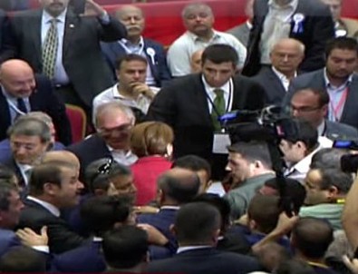 Akşener salona 'Başbakan Meral' sloganlarıyla girdi