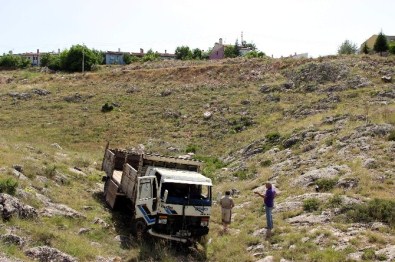 Freni Boşalan Kamyon Uçuruma Düştü Açıklaması 2 Yaralı