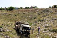 Freni Boşalan Kamyon Uçuruma Düştü Açıklaması 2 Yaralı