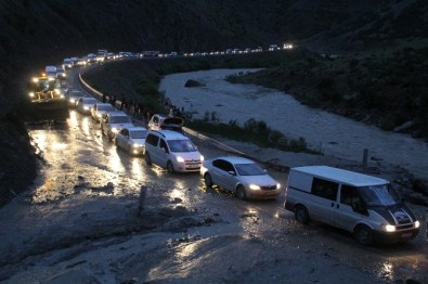 Hakkari'de Sel Suları Yolu Ulaşıma Kapattı